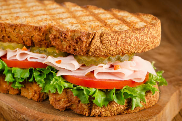 ręcznie robiona smaczna kanapka z indyka z pomidorem, sałatką i ogórkiem, na drewnianym tle, zbliżenie - sandwich delicatessen bacon lettuce and tomato mayonnaise zdjęcia i obrazy z banku zdjęć