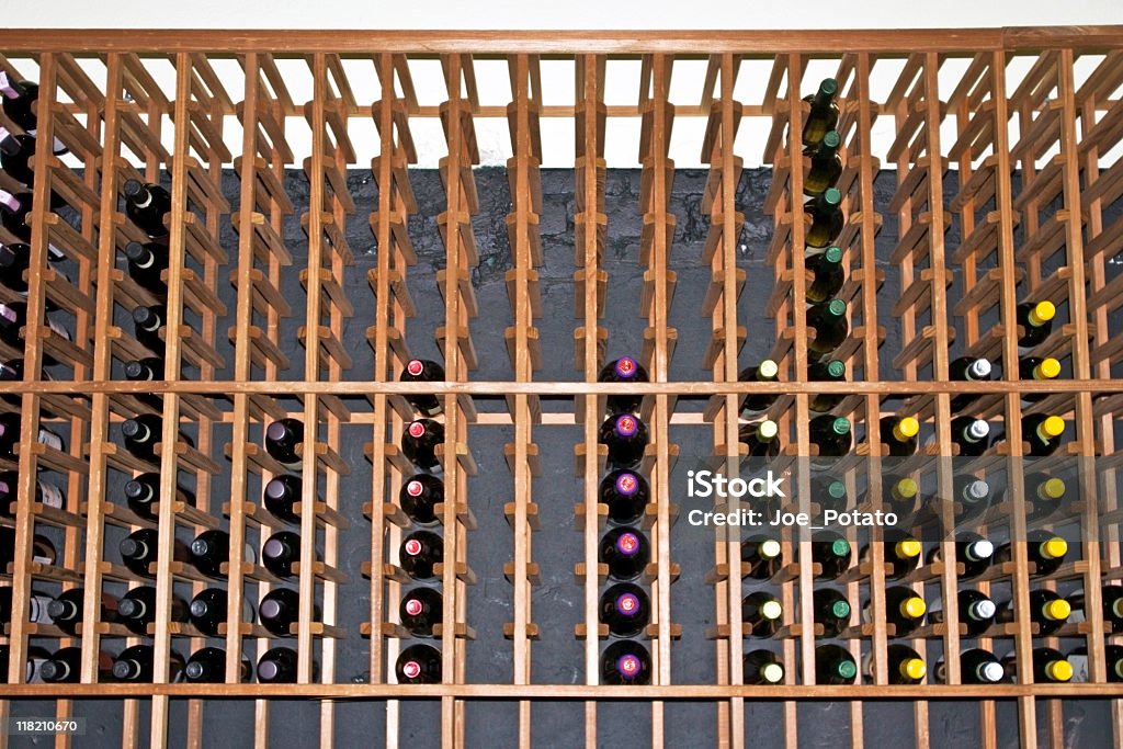 Rack de vinos - Foto de stock de Bebida alcohólica libre de derechos