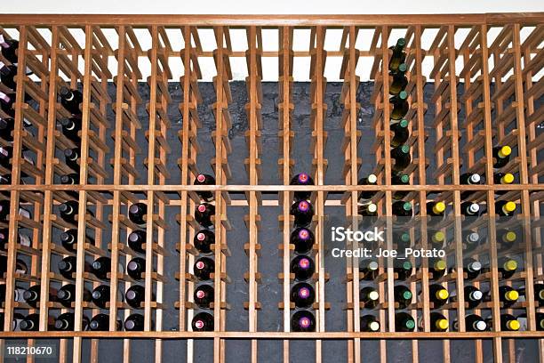 Rack De Vinos Foto de stock y más banco de imágenes de Bebida alcohólica - Bebida alcohólica, Botella, Botella de vino