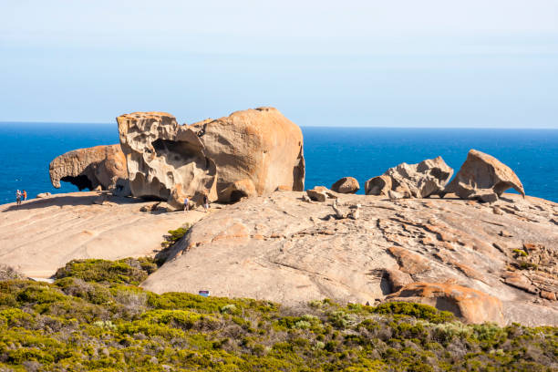 놀라운 바위, 캥거루 섬, 플린더스 체이스 국립 공원, 남호주를 방문하는 관광객 - kangaroo island australia south australia weathered 뉴스 사진 이미지