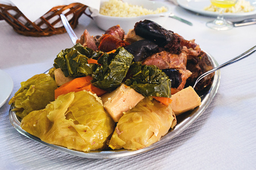 El famoso plato tradicional de las Azores es el Cozido das Furnas. Las verduras y la carne se cocinan durante mucho tiempo en suelo volcánico caliente.