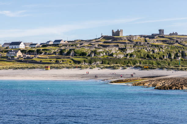 beach and village in inisheer island - inisheer imagens e fotografias de stock