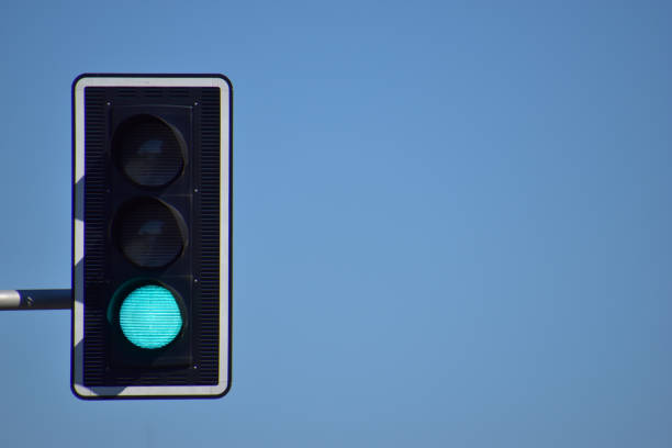 feu vert de trafic contre le ciel bleu - copy space road sign sky above photos et images de collection