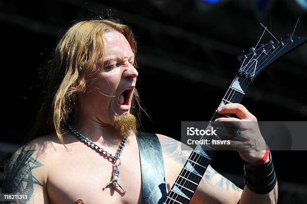 Metal Guitarrista Tocando La Muerte Foto de stock y más banco de imágenes de Metal - Metal, Heavy metal, Cantante