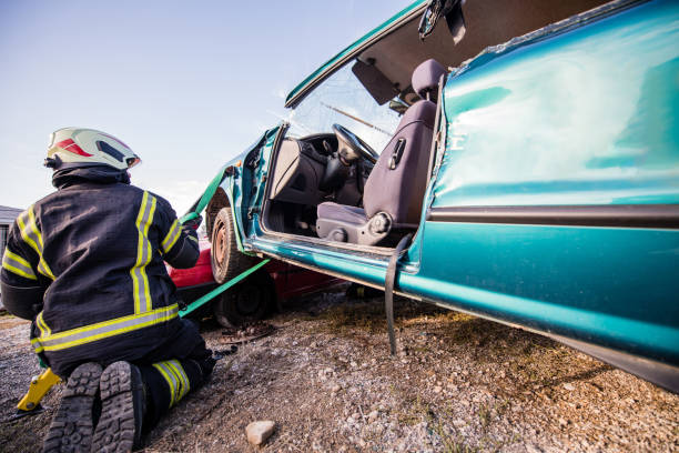 bombero en una acción de rescate en un accidente automovilístico - action fire department car men fotografías e imágenes de stock