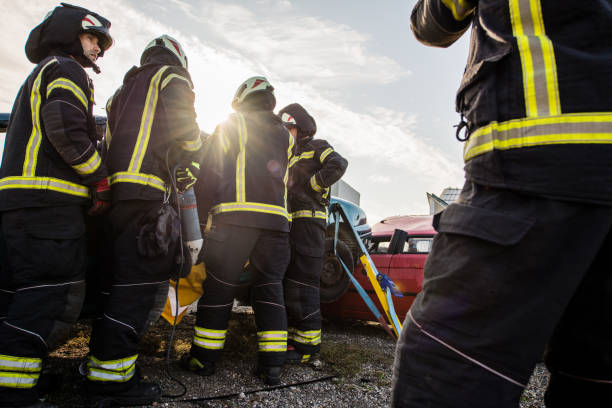 bomberos en una acción de rescate en un accidente automovilístico - action fire department car men fotografías e imágenes de stock