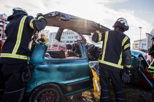 bomberos en una acción de rescate en un accidente automovilístico - action fire department car men fotografías e imágenes de stock