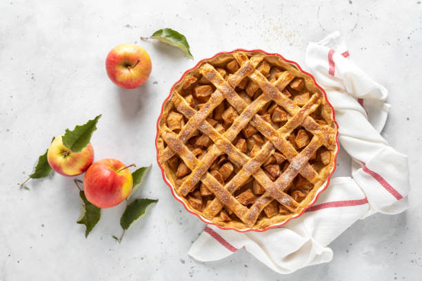 애플 파이. 신선한 사과와 계피를 곁들인 전통 미국식 사과 파이 - pie dessert apple pie autumn 뉴스 사진 이미지