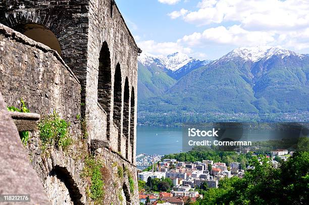 Хох Über Der Stadt — стоковые фотографии и другие картинки Монастырь - Монастырь, Madonna del Sasso, Аббатство