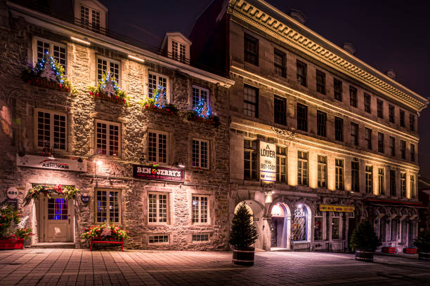 Place Jacques-Cartier, Old Montreal Quebec Old Montreal in Montreal, Quebec, Canada. Was founded by French settlers in 1642 as Fort Ville-Marie. Home to the Old Port of Montreal, the neighbourhood is bordered on the west by McGill Street, on the north by Ruelle des Fortifications, on the east by rue Saint-André, and on the south by the Saint Lawrence River. In 1964, much of Old Montreal was declared a historic district by the Ministère des Affaires culturelles du Québec. place jacques cartier stock pictures, royalty-free photos & images