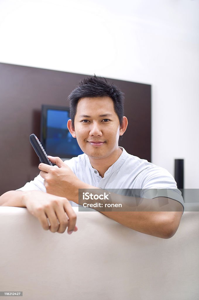 Hombre mirando televisión - Foto de stock de Adulto libre de derechos