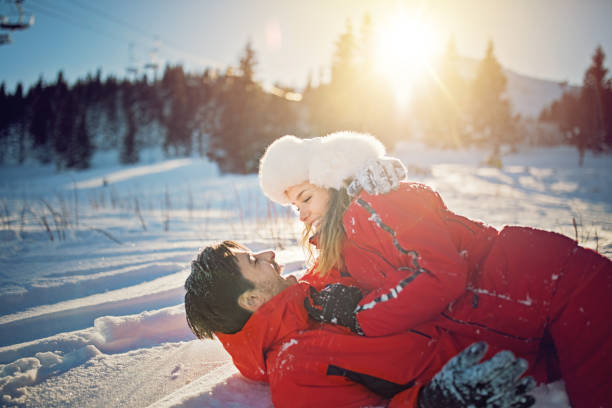 스키 를 한 후 눈 속에서 놀고있는 젊은 부부 - romance skiing ski resort couple 뉴스 사진 이미지