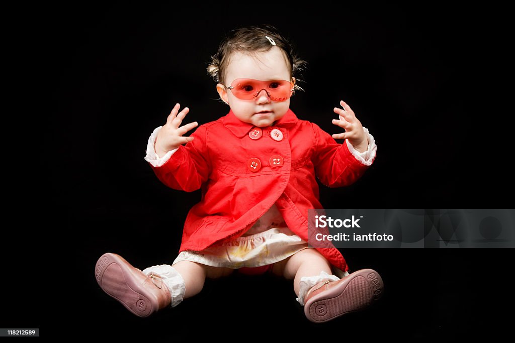 Heureux enfant avec veste rouge et les lunettes de soleil - Photo de Beauté libre de droits