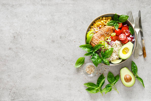 tazón de buda con pechuga de pollo a la parrilla, tomate, cebolla, maíz, aguacate, ensalada de albahaca fresca y arroz, comida saludable y equilibrada para el almuerzo - salad ingredient fotografías e imágenes de stock