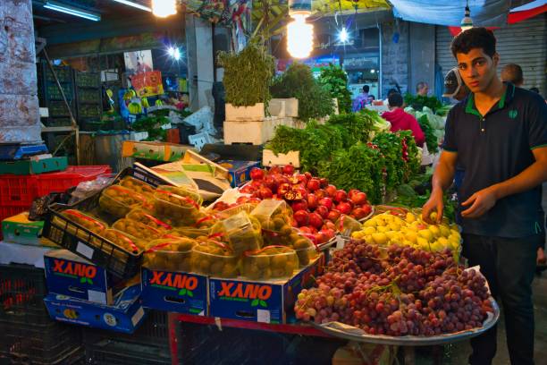 straßenmarkt in amman, jordanien - jordan amman market people stock-fotos und bilder