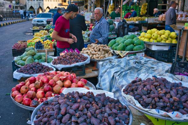 straßenmarkt in amman, jordanien - jordan amman market people stock-fotos und bilder