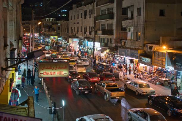calle abarrotada en amán, jordania - car hotel people night fotografías e imágenes de stock