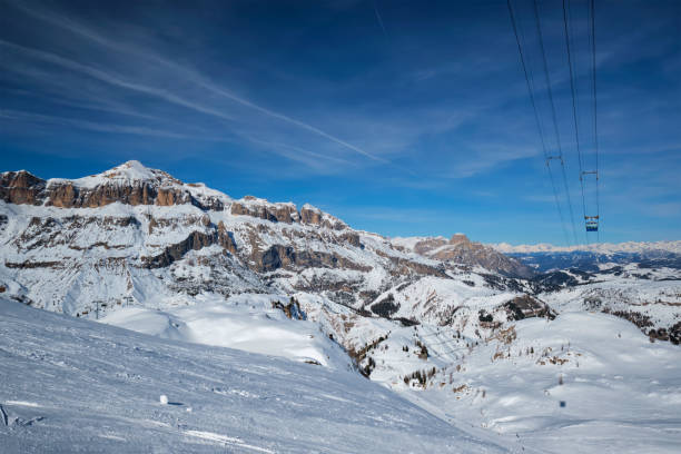 skigebiet in dolomiten, italien - dolomites ski lift winter ski track stock-fotos und bilder