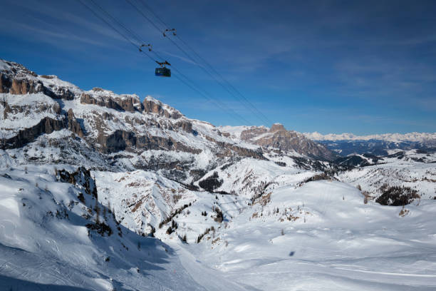 skigebiet in dolomiten, italien - dolomites ski lift winter ski track stock-fotos und bilder