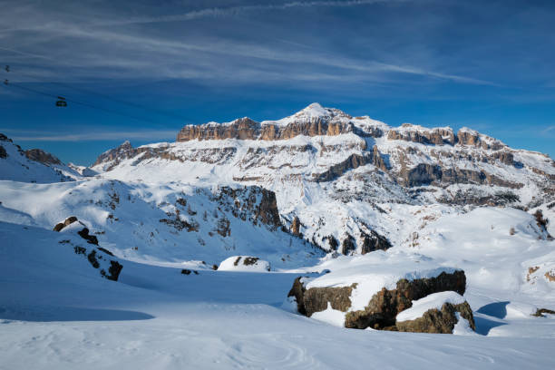 skigebiet in dolomiten, italien - dolomites ski lift winter ski track stock-fotos und bilder