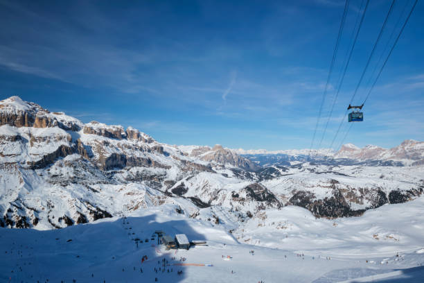 skigebiet in dolomiten, italien - dolomites ski lift winter ski track stock-fotos und bilder