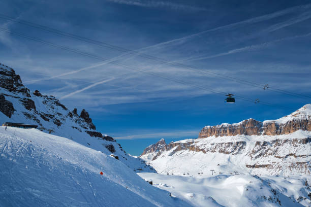 skigebiet in dolomiten, italien - dolomites ski lift winter ski track stock-fotos und bilder