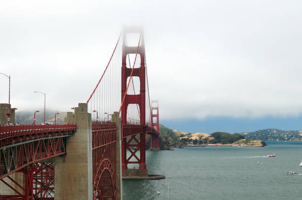 ウェルカムセンターからゴールデン ゲート ブリッジ サンフランシスコの景色 - suspension bridge 写真 ストックフォトと画像