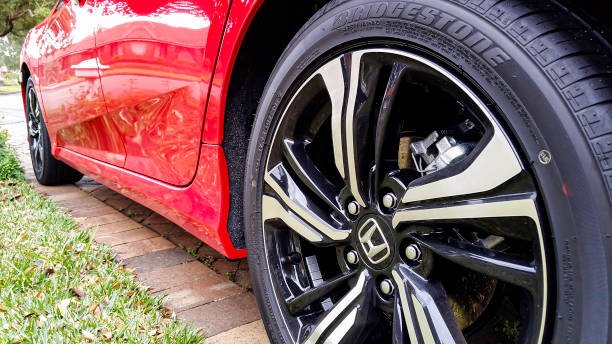 крупным планом ни�зкий угол зрения заднего колеса 10-го поколения honda civic - wheel alloy alloy wheel tire стоковые фото и изображения