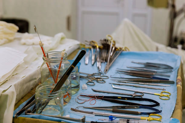 手術室での開胸手術のための手術準備手術ツールのためのツール - gauze scalpel surgeon healthcare and medicine ストックフォトと画像