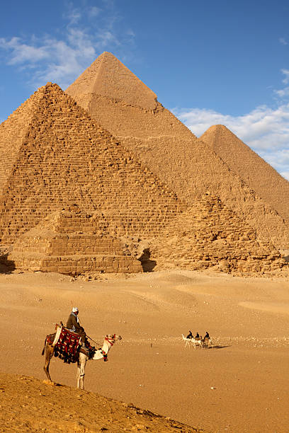 pyramids, egypte - africa archaeology architecture bedouin photos et images de collection
