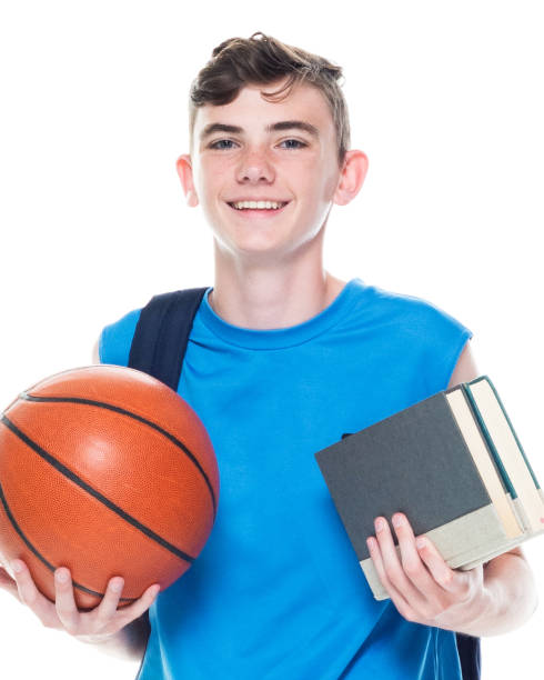 vista frontale / un solo uomo / una sola persona / un solo adolescente / vita fino a 12-13 anni belle persone caucasiche maschio / giovane uomo giocatore di basket / studente / studente universitario / studente junior high / ragazzi / ragazzi adolescenti c - 12 13 years immagine foto e immagini stock