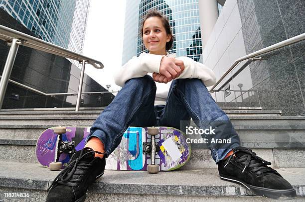 Menina De Skateboarding - Fotografias de stock e mais imagens de Adolescente - Adolescente, Adolescência, Adulto