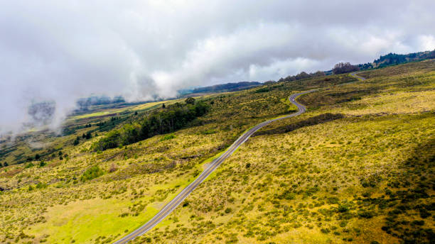 estradas sinuosas de haleakala acima das nuvens 1 - haleakala national park mountain winding road road - fotografias e filmes do acervo