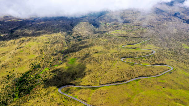 haleakala routes sinueuses au-dessus des nuages 10 - winding road sunlight field cultivated land photos et images de collection