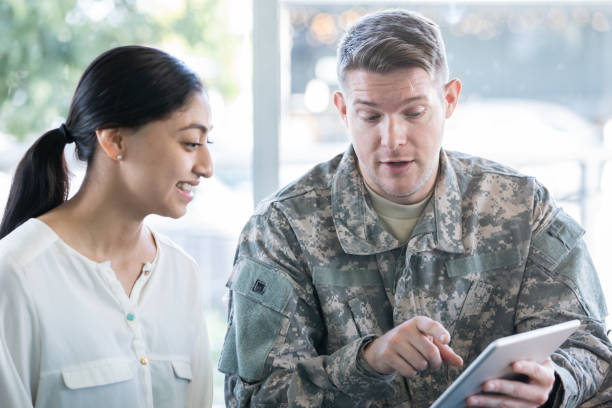 모집 사무실에서 디지털 태블릿을 들고 있는 군인 - 입대 뉴스 사진 이미지