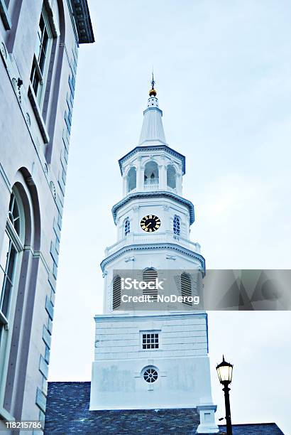 Kościół Spire W Zabytkowym Centrum Charleston Sc - zdjęcia stockowe i więcej obrazów Bez ludzi - Bez ludzi, Biały, Budynek z zewnątrz