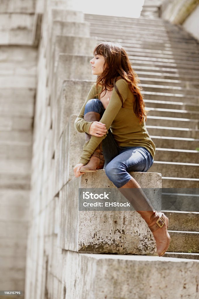 Моло�дая женщина в утреннем свете - Стоковые фото Вертикальный роялти-фри