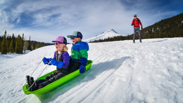 bambini slittino in montagna - mt hood national park foto e immagini stock