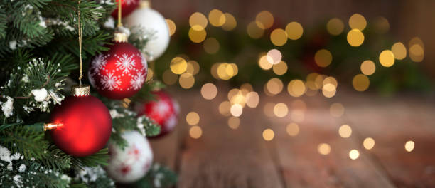 christmas tree, ornaments and defocused lights background - christmas gold christmas lights christmas ornament imagens e fotografias de stock