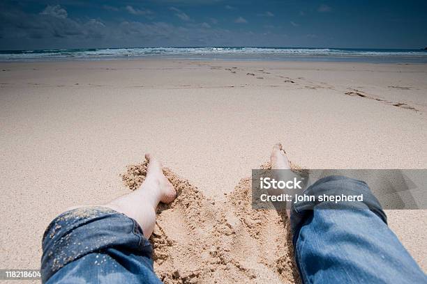 Photo libre de droit de Les Pieds Dans Le Sable Sur Une Plage Parfaite banque d'images et plus d'images libres de droit de Adulte - Adulte, Allongé sur le dos, Cornouailles