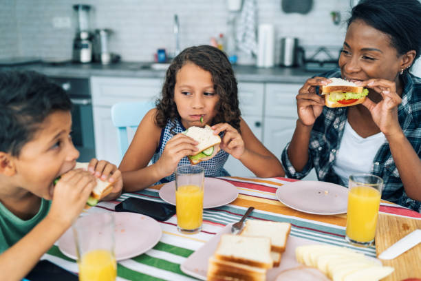 istock Mother and children eating sandwiches 1182191875