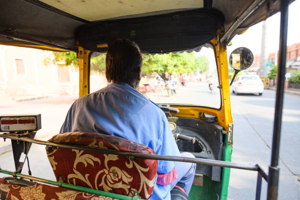 um motorista não identificado está montando um auto rickshaw através das ruas movimentadas de jaipur. - india mumbai delhi crowd - fotografias e filmes do acervo