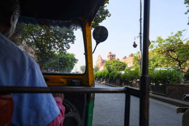 um motorista não identificado está montando um auto rickshaw através das ruas movimentadas de jaipur. - india mumbai delhi crowd - fotografias e filmes do acervo