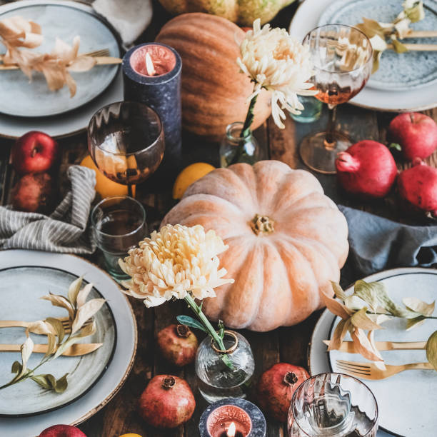 추수 감사절 파티, 사각형 작물에 대한 가을 테이블 설정 - thanksgiving table setting autumn 뉴스 사진 이미지