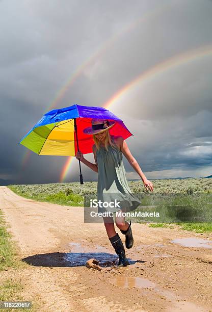 Chica Y Una Torre Rainbow Foto de stock y más banco de imágenes de Mujeres - Mujeres, Paraguas, Salpicar
