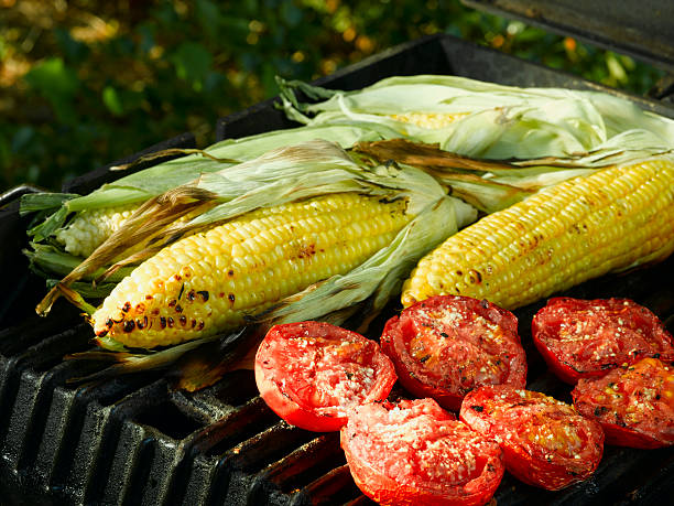 legumes grelhados - grilled vegetable tomato barbecue - fotografias e filmes do acervo