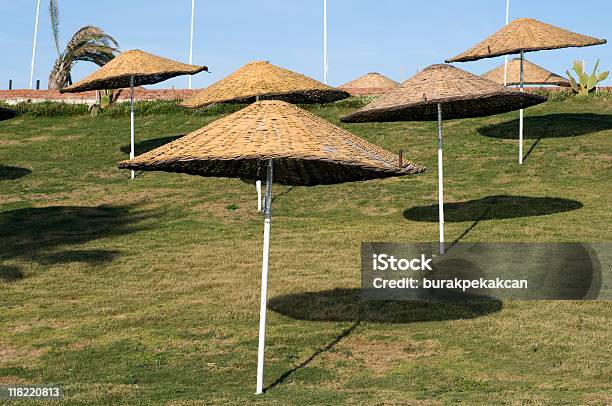 Sunshades Na Trawie Turcja Izmir Çeşme - zdjęcia stockowe i więcej obrazów Trawa - Trawa, Bez ludzi, Bezchmurne niebo