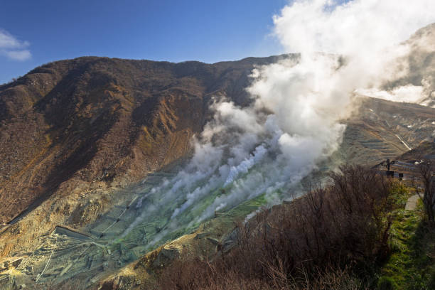 активные серные жерла овакудани на вулкане фудзи - sulphur стоковые фото и изображения