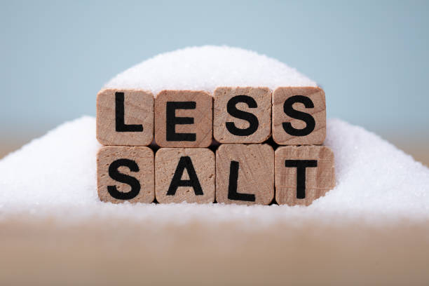 소금으로 덮인 소금 단어가 적다 - low salt 뉴스 사진 이미지