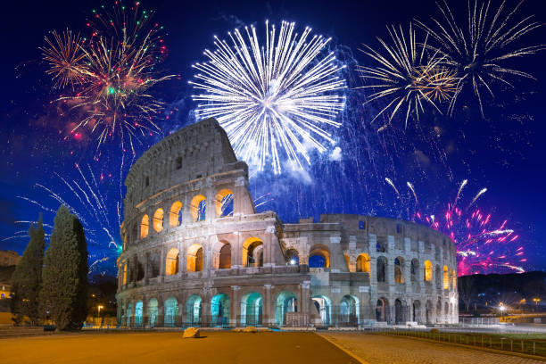 feu d'artifice au-dessus du colisée à rome - imperial italy rome roman forum photos et images de collection